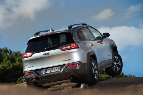 Jeep Cherokee: Podrobné specifikace vozidel & Interaktivní nástroj pro srovnání