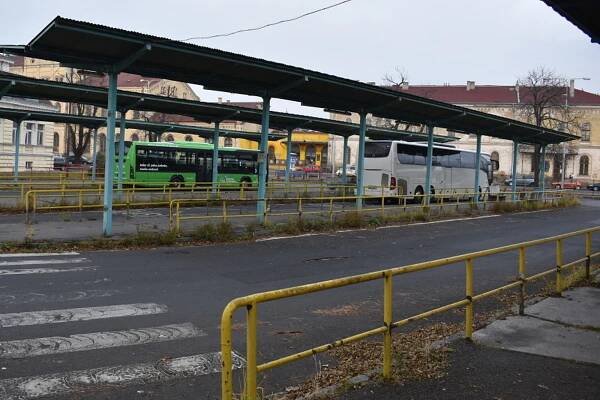 FOTO: Autobusové nádraží v Teplicích chátrá už přes 30 let. Co s ním bude?