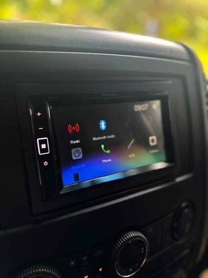 Montáž 2 DIN autorádia Pioneer AVH - A240 BT a parkovaci kamery do VW Crafter