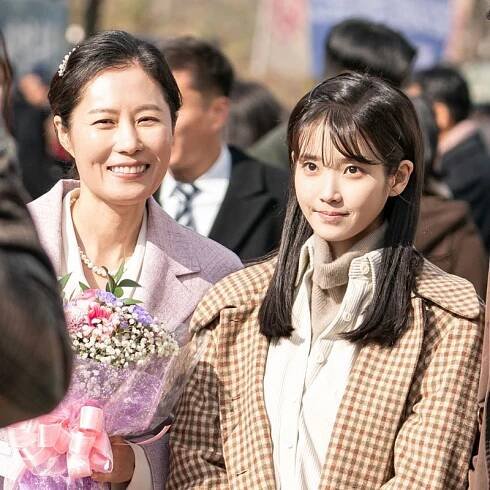 (L to R) Moon So-ri as Oh Ae-sun, IU as Yang Geum-myeong, Park Hae-joon as Yang Gwan-sik in When Life Gives You Tangerines
