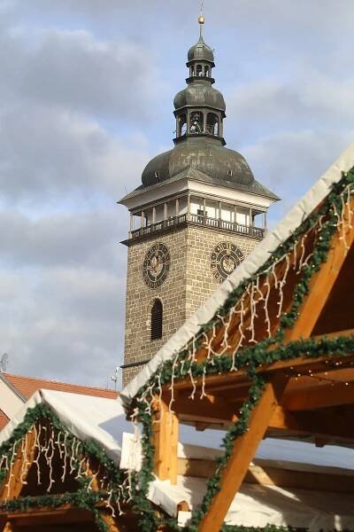 Punč, klobásy a koledy. V Budějovicích začal advent, strom fintí do svátečního