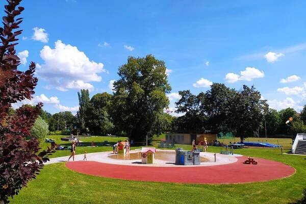 Slunná loučka vedle plaveckého bazénu