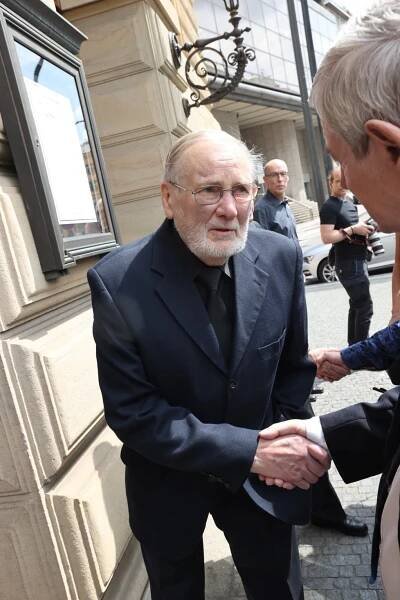 Poslední tanec Vlastimila Harapese (†77) v Národním: Pohřeb plný VIP