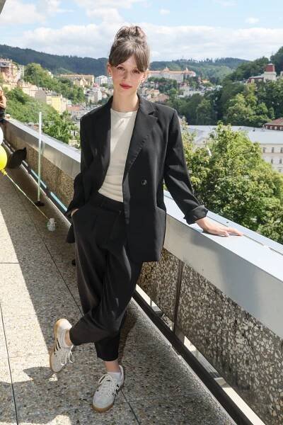 Setkání tvůrců s novináři na Mezinárodním filmovém festivalu Karlovy Vary 10. července 2025 v hotelu Thermal - Ema Klangová Businská - Kouzlo derby - Z akcí