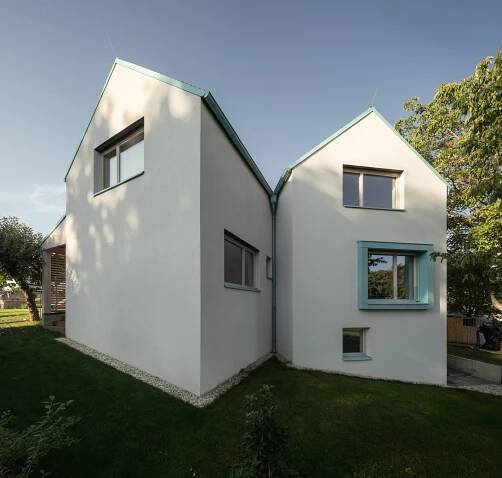 Rozvětvený dům má užší tvar a velmi moderně řešený interiér