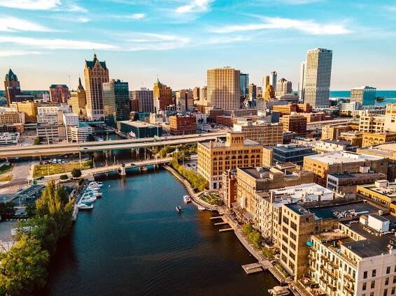 řeka milwaukee a panorama milwaukee - wisconsin - stock snímky, obrázky a fotky