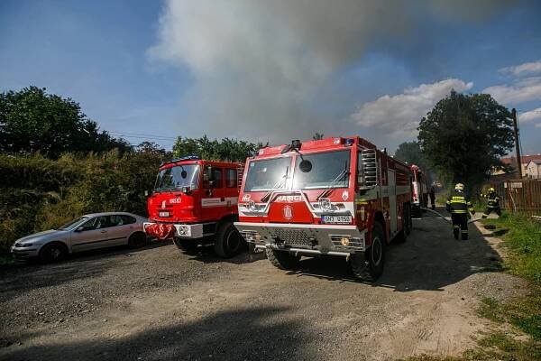 Požár kůlny a hromady uskladněného papíru likvidovali hasiči na Náchodsku
