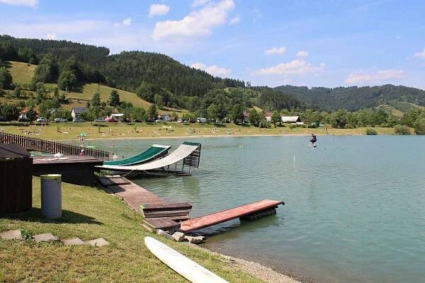Klidná hladina vodní nádrže s přezdívkou Valašský Balaton u Nového Hrozenkova láká k odpočinku. V areálu Na Stanoch byla vybudována základna s umělou sjezdovkou pro akrobatické skoky do vody na lyžích a prknech.