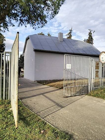 Mesto zrekonštruovalo budovu bývalej márnice na cintoríne | MESTO TREBIŠOV