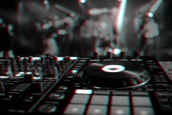 Profesionální DJ řadič pro míchání elektronické hudby — Stock obrázek