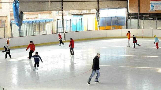 Na zimním stadionu si lidé zabruslí i o Vánocích