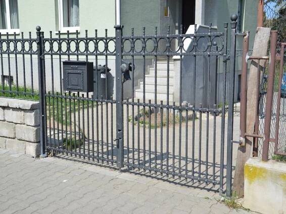Kovaná brána s kolečky