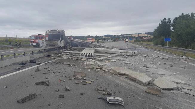 Požár kamionu uzavřel dálnici D3, z vozidla se vysypaly betonové nosníky