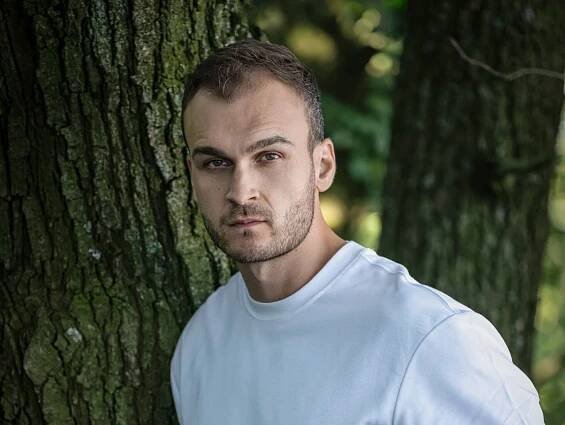 Ďalší sexsymbol v našom šoubiznise: Pozrite, ako známy herec maká na svojich svaloch!