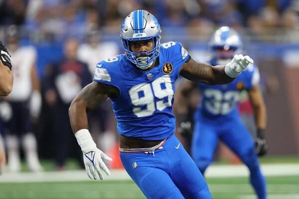 Za'Darius Smith #99 of the Detroit Lions plays against the Chicago Bears at Ford Field on November 28, 2024 in Detroit, Michigan.