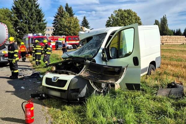 Na Náchodsku zasahovali hasiči u nehody dodávky a kamionu
