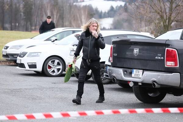 S Helenou Zeťovou (†44) se kromě rodiny loučili i Tereza Kerndlová, Milan Baroš a Leoš Mareš. Smutek v očích a bílé růže