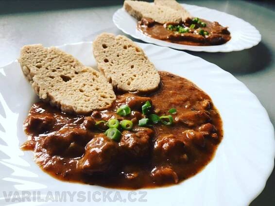 Krůtí guláš s domácími knedlíky se špaldovou moukou - vařilamyšička.cz