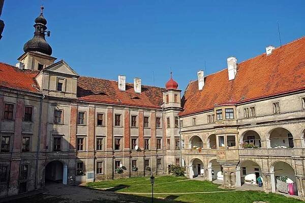 Záchranu památek zdržuje nedostatek peněz, hlásí NKÚ