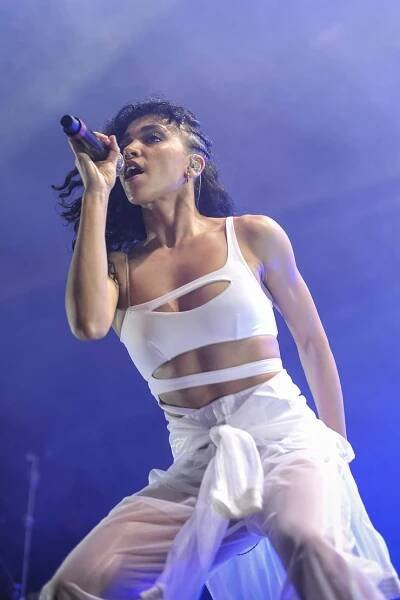 22 Hot And Sexy Pictures Of FKA Twigs That Will Set Your Heart Racing | CBG