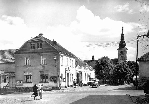 Stará Říše, pohled z náměstí ke kostelu; 50.–60. léta 20. století (sbírka Jiřího Fiedlera).