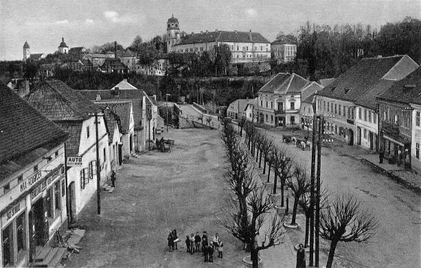 Vlašim, pohled přes Palackého náměstí k zámku; asi 20. léta 20. století (sbírka Pavla Fiedlera).