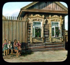 Soubor:Saint Petersburg children in front of a house with elaborately-carved window frames, near Leningrad.jpg – Wikipedie