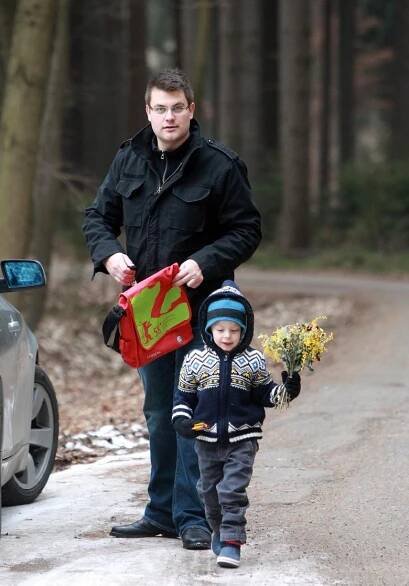 Petr Svoboda se synem přinesli na hrob květiny.