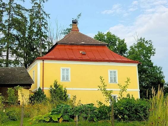 Rudá hvězda a krev slovanských bratrů. Poznejte obec na Vysočině