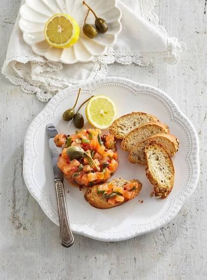 RECEPT DNE: Lososový tataráček s kapary