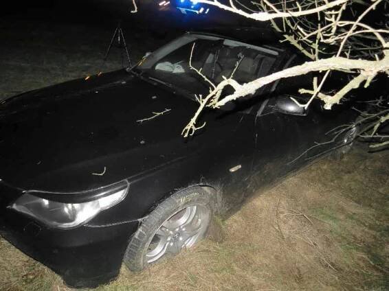 Po nehodě v Orlové skončilo BMW mimo silnici, policisté pátrají po vozidle, které údajně ujelo
