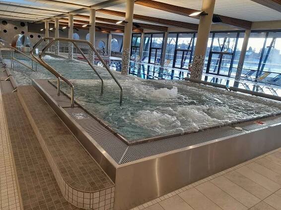 Otevřeno. V úterý 27. prosince 2022 se přišli vykoupat do Aquacentra Vrchlabí první návštěvníci.