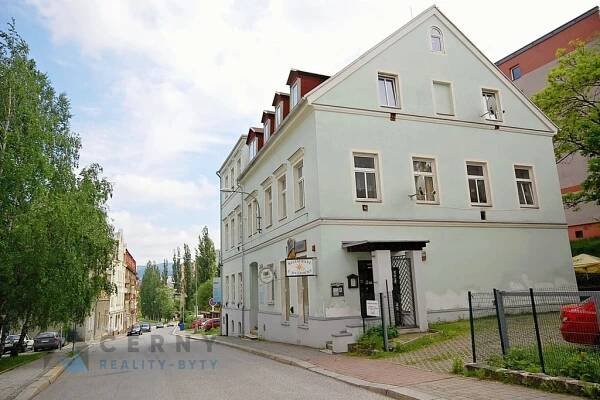 Pronájem podkrovního bytu 2+1, Liberec, klidné centrum - Františkovská ul. | reality-bytycerny.cz