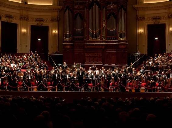 Amsterodamský orchestr se rozhodl zpříjemnit Nizozemcům noční zákaz vycházení