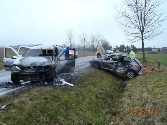 Dopravní nehoda tří osobních automobilů u Janovic nad Úhlavou s následným požárem jednoho z vozidel | hasici.cz 