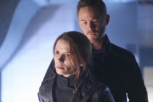 Killjoys: Vesmírní lovci - Musíme plenit - Z filmu - Tamsen McDonough, Aaron Ashmore