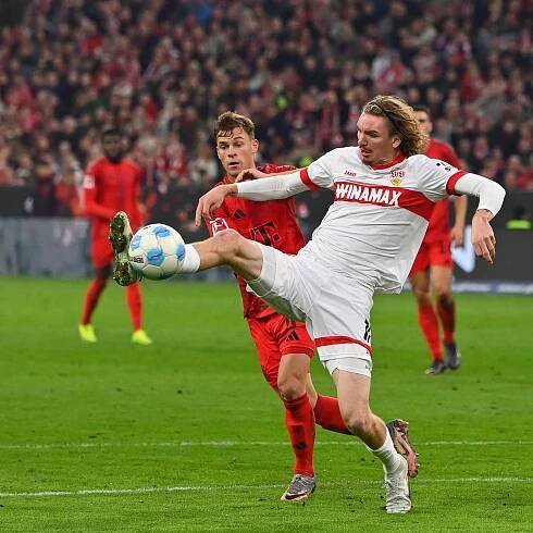 Nick Woltemade vom VfB Stuttgart im Zweikampf gegen Joshua Kimmich von Bayern München.