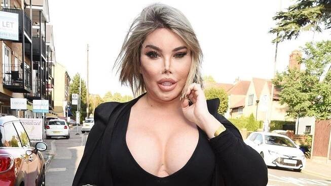 Bývalý Ken už zase provokuje: Nově zrozená Barbie ukázala své obří melouny v těsném overalu