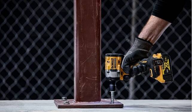 DeWALT DCF922P2T 2x 5,0 Ah + nabíječka + kufr