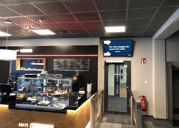 Referenz: comdirect bank AG 16 Am Hauptsitz der comdirect bank AG in Quickborn wurde das bereits bestehende, kreative Kommunikationskonzept der Bank auf ein 15 Display starkes Digital Signage Netzwerk ausgeweitet. Der Kanal Digital Signage soll dabei helfen, interessante Unternehmenskennzahlen zu publizieren, die Mitarbeiter zu motivieren und die Marke der comdirect bank AG zu manifestieren.