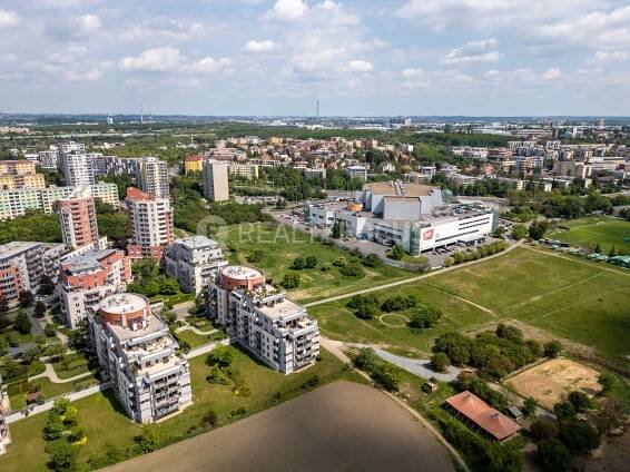 Byt s jedinečnými výhledy z obrovské terasy „Rezidence Park Hostivař“ z projektu od Central Group z roku 2007