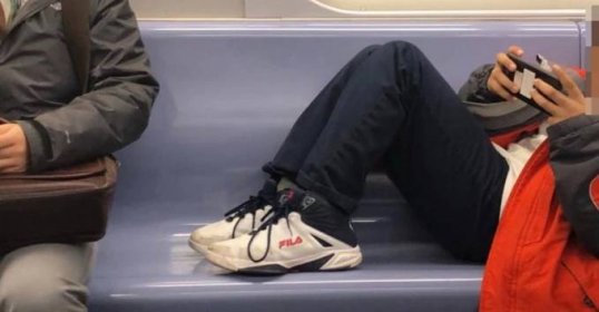 Drzý tínedžer zaberal sedadlo svojimi nohami: Jeden z cestujúcich sa mu však rozhodol udeliť lekciu! - Dobré správy
