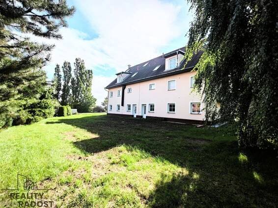 Pohled na dvojdomy ze zahrady - Prodej činžovního domu 540 m², Smetanova, Velké Přílepy