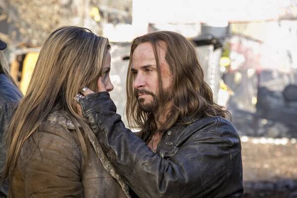Falling Skies - Shoot the Moon - Z filmu - Mira Sorvino, Colin Cunningham