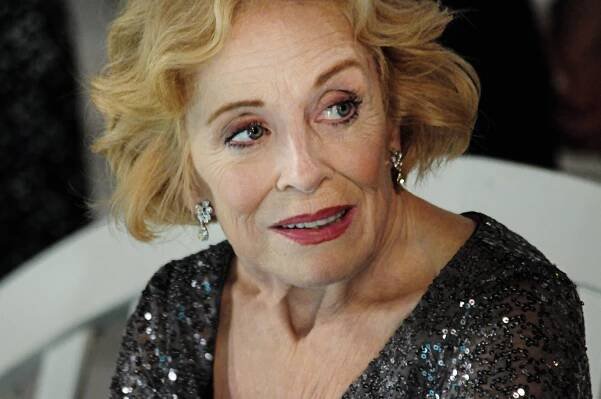 Dobré mravy - It’s No Fun If It’s Easy - Z filmu - Holland Taylor