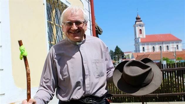Klobouk a hůl. To je základní výbava kněze a poutníka Jana Peňáze, který od loňského roku působí v Novém Veselí a Bohdalově.