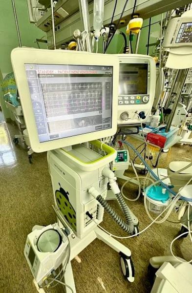 Nový přístroj v porodnici U Apolináře pomáhá dýchat již půlkilovým miminkům – VFNews