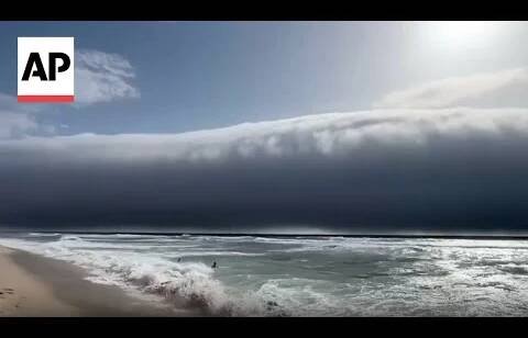 Rare cloud amazes beachgoers in Portugal