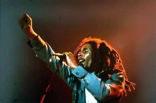 Před 80 lety se narodil král reggae: Život Boba Marleyho byl krátký, den jeho narozenin je na Jamajce státním svátkem - Expres FM