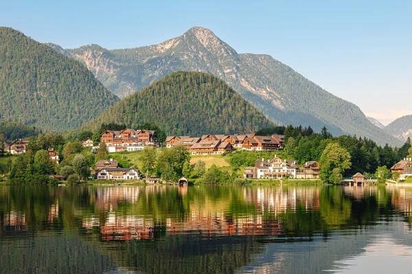Pobyt v rakouských Alpách: hotelové pokoje i apartmány u jezera Grundlsee, wellness a snídaně